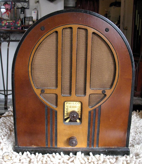 Photo of a restored 1934 Philco model 84 four-tube radio