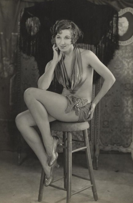 Photo of Fanny Brice performing burlesque in around 1914