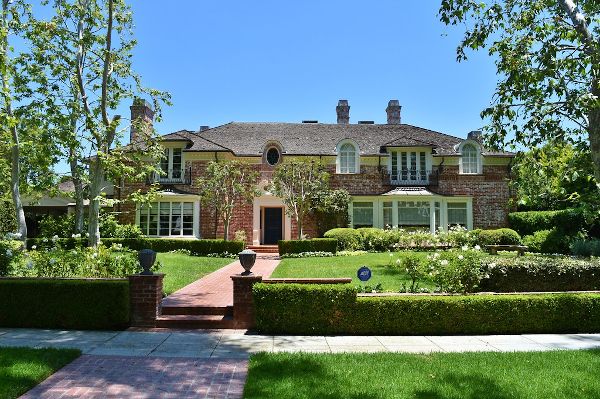 Photo of Jack Benny's home at 1002 N. Roxbury Drive in Beverly Hills, California