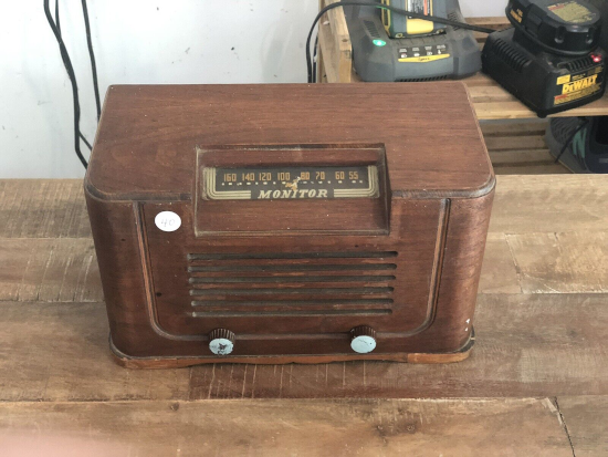 Photo of an old wooden Monitor brand radio from the 1920s